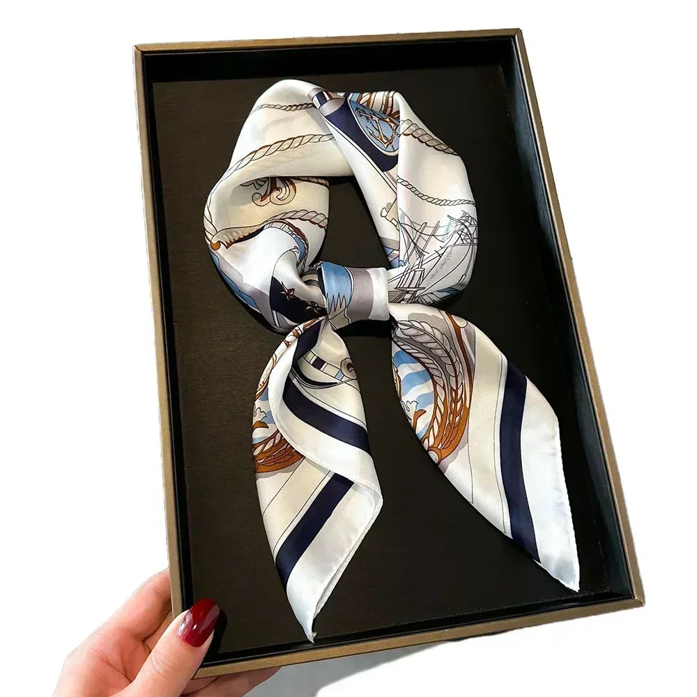 Foulard donna fatto a mano in raso satinato con stampa elegante