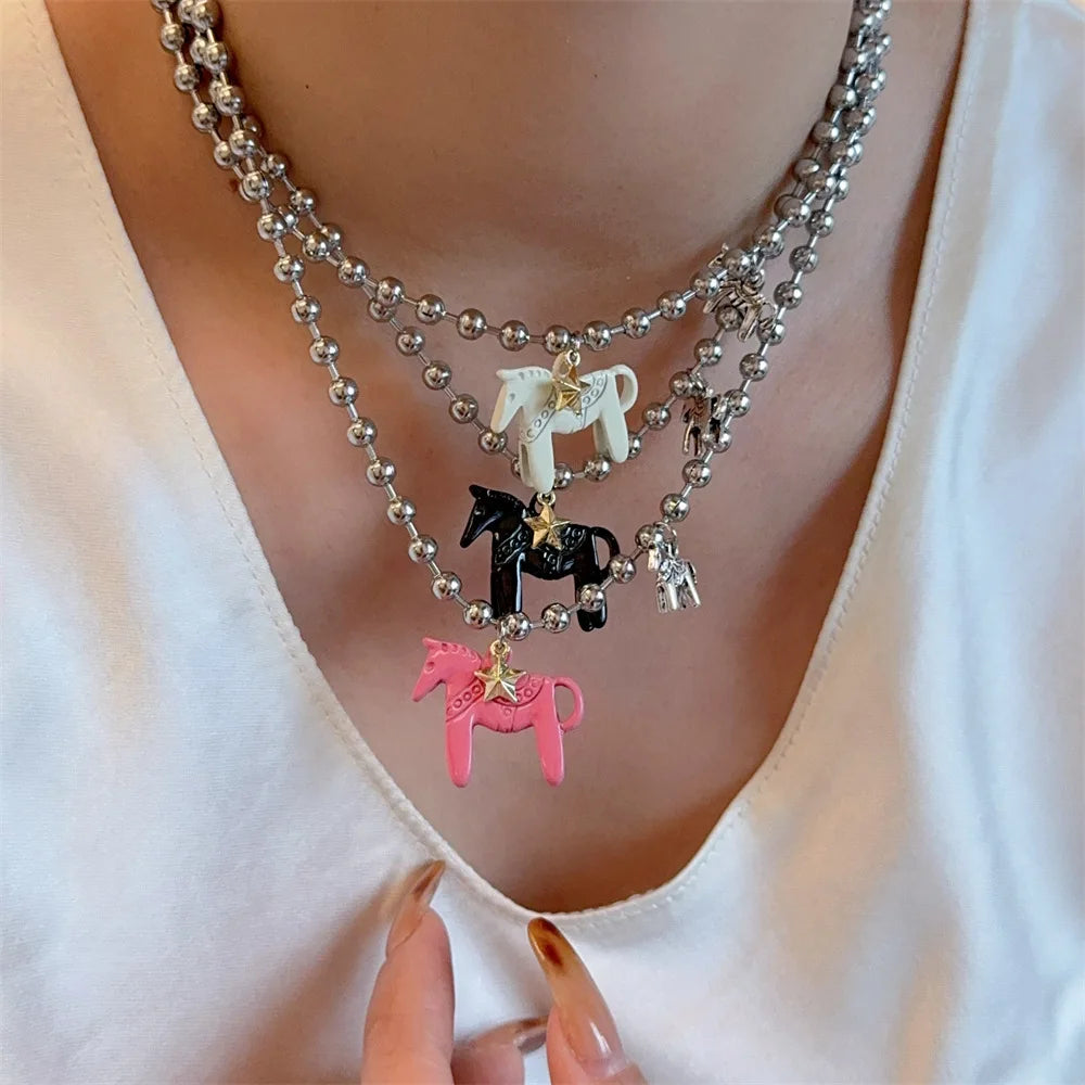 Collana donna con perline argentate e ciondolo cavallo smaltato – il regalo perfetto per gli amanti dei cavalli