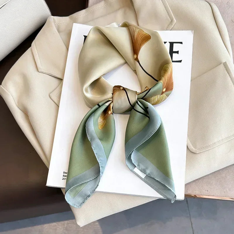 Foulard donna fatto a mano in raso satinato con stampa elegante