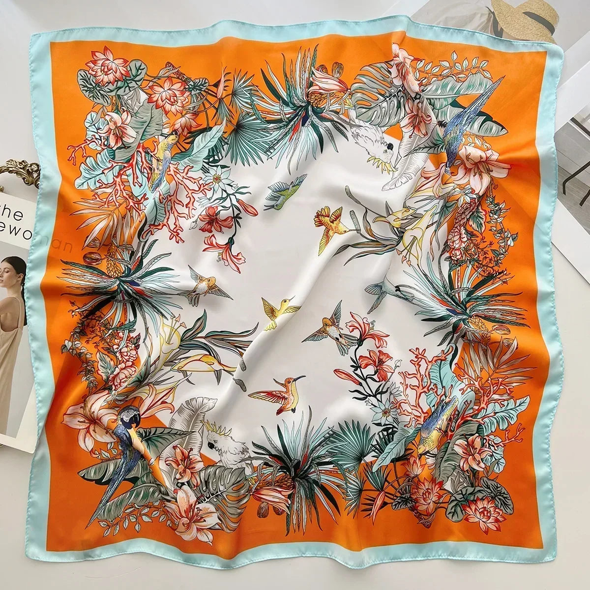 Foulard donna fatto a mano in raso satinato con stampa elegante