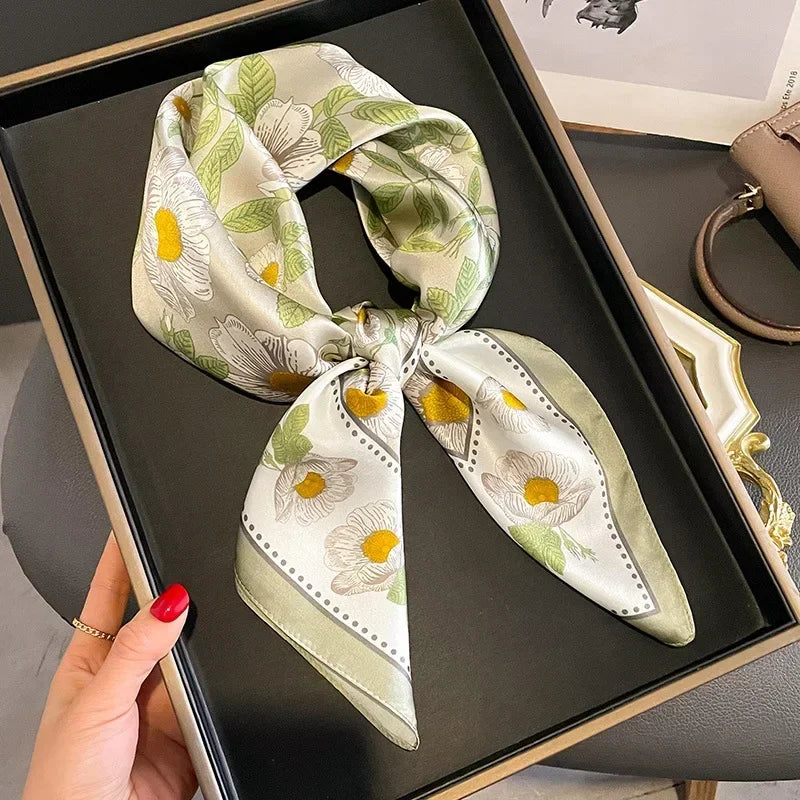 Foulard donna fatto a mano in raso satinato con stampa elegante