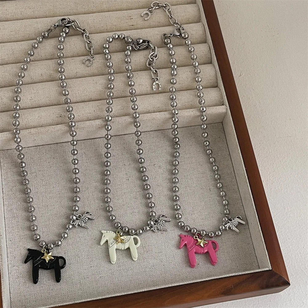 Collana donna con perline argentate e ciondolo cavallo smaltato – il regalo perfetto per gli amanti dei cavalli