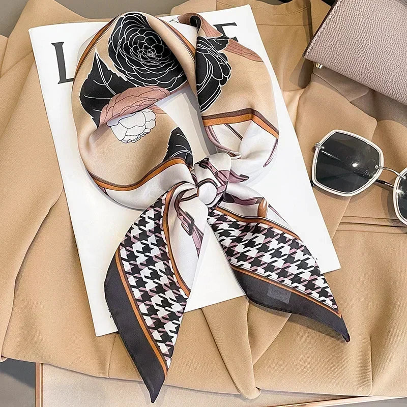 Foulard donna fatto a mano in raso satinato con stampa elegante