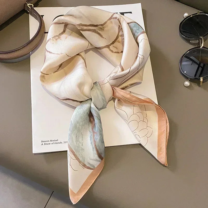 Foulard donna fatto a mano in raso satinato con stampa elegante