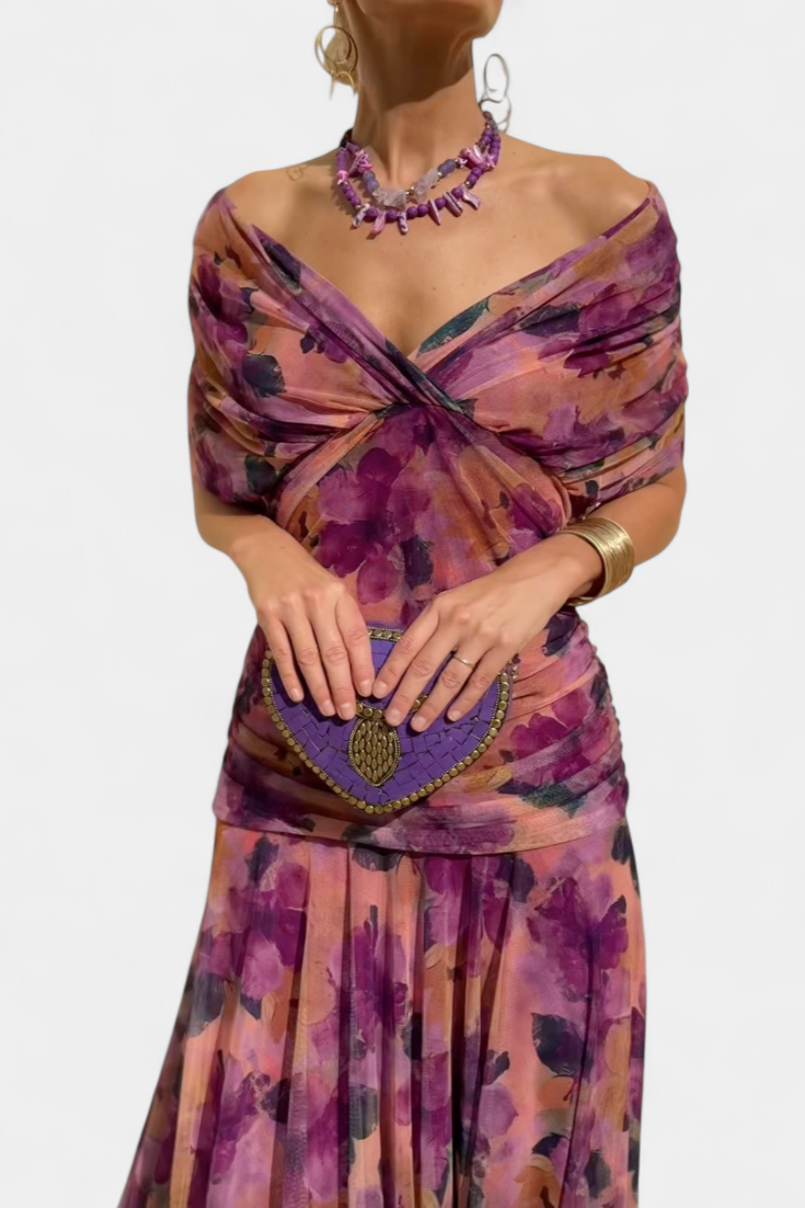 Abito lungo da donna elegante con scollo drappeggiato