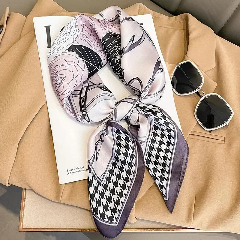 Foulard donna fatto a mano in raso satinato con stampa elegante