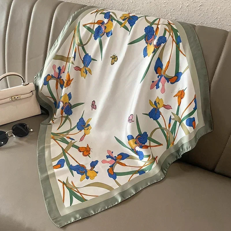 Foulard donna fatto a mano in raso satinato con stampa elegante