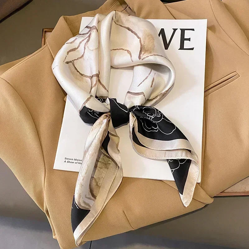 Foulard donna fatto a mano in raso satinato con stampa elegante