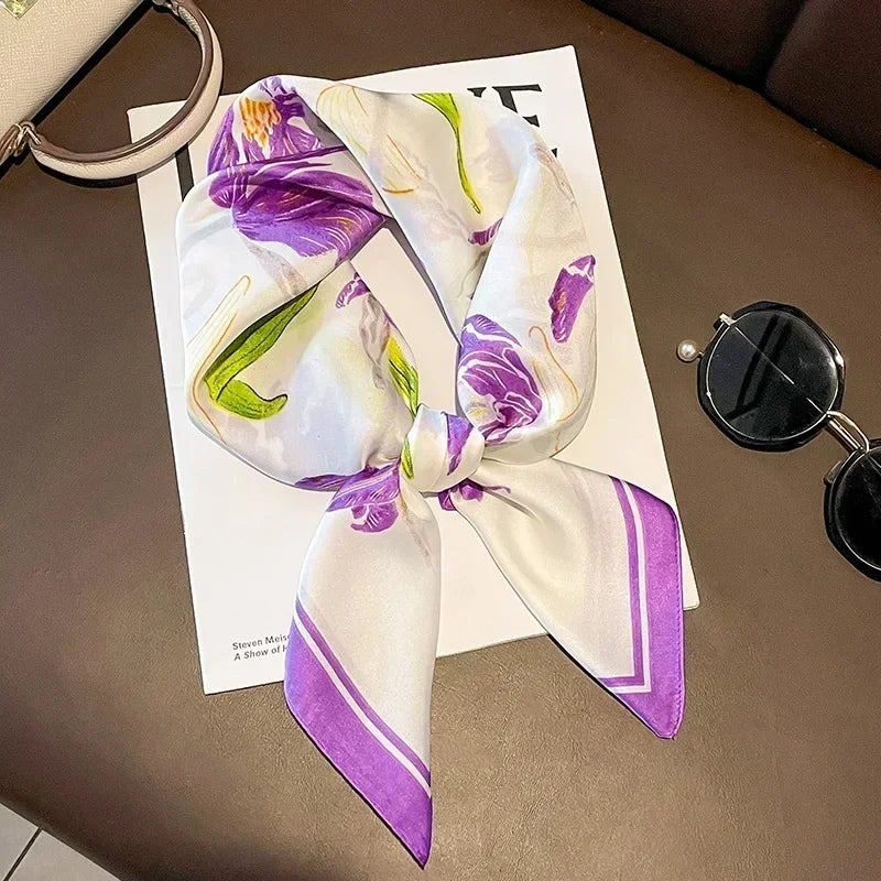 Foulard donna fatto a mano in raso satinato con stampa elegante