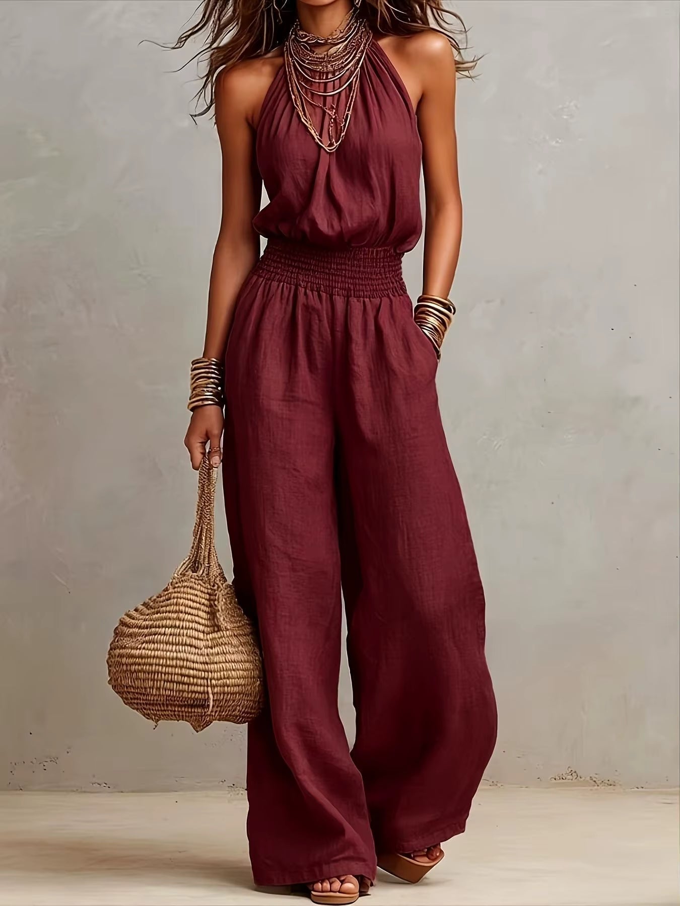 Tuta donna elegante con scollo halter e pantaloni larghi