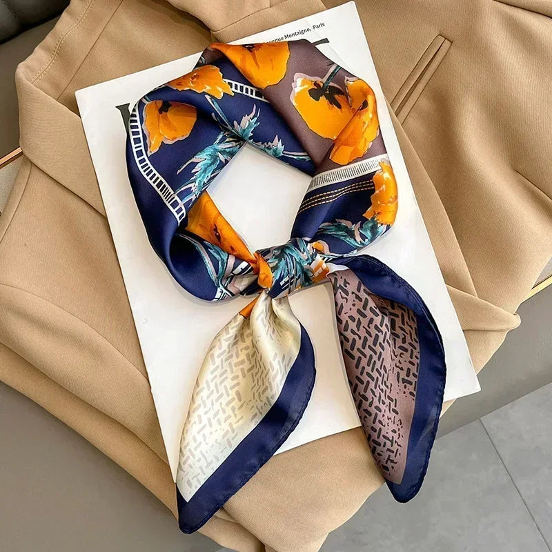 Foulard donna fatto a mano in raso satinato con stampa elegante