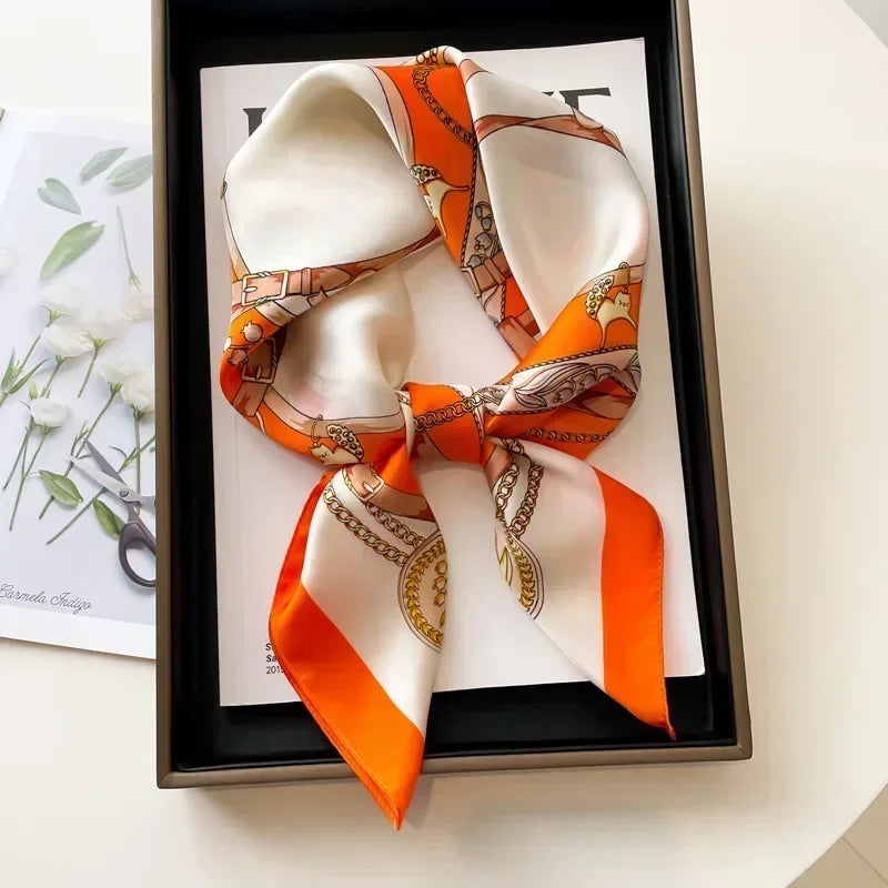Foulard donna fatto a mano in raso satinato con stampa elegante