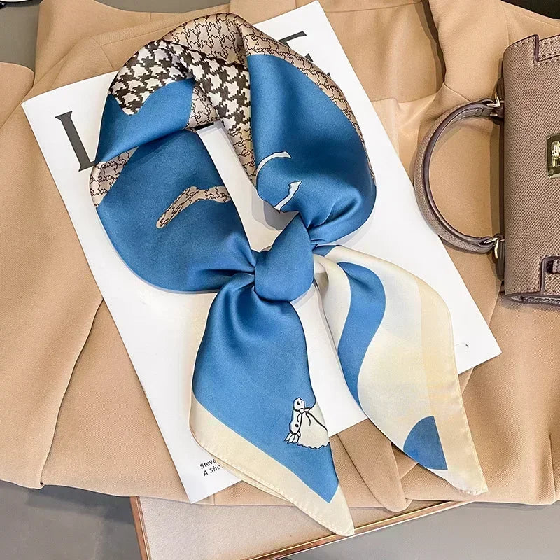 Foulard donna fatto a mano in raso satinato con stampa elegante