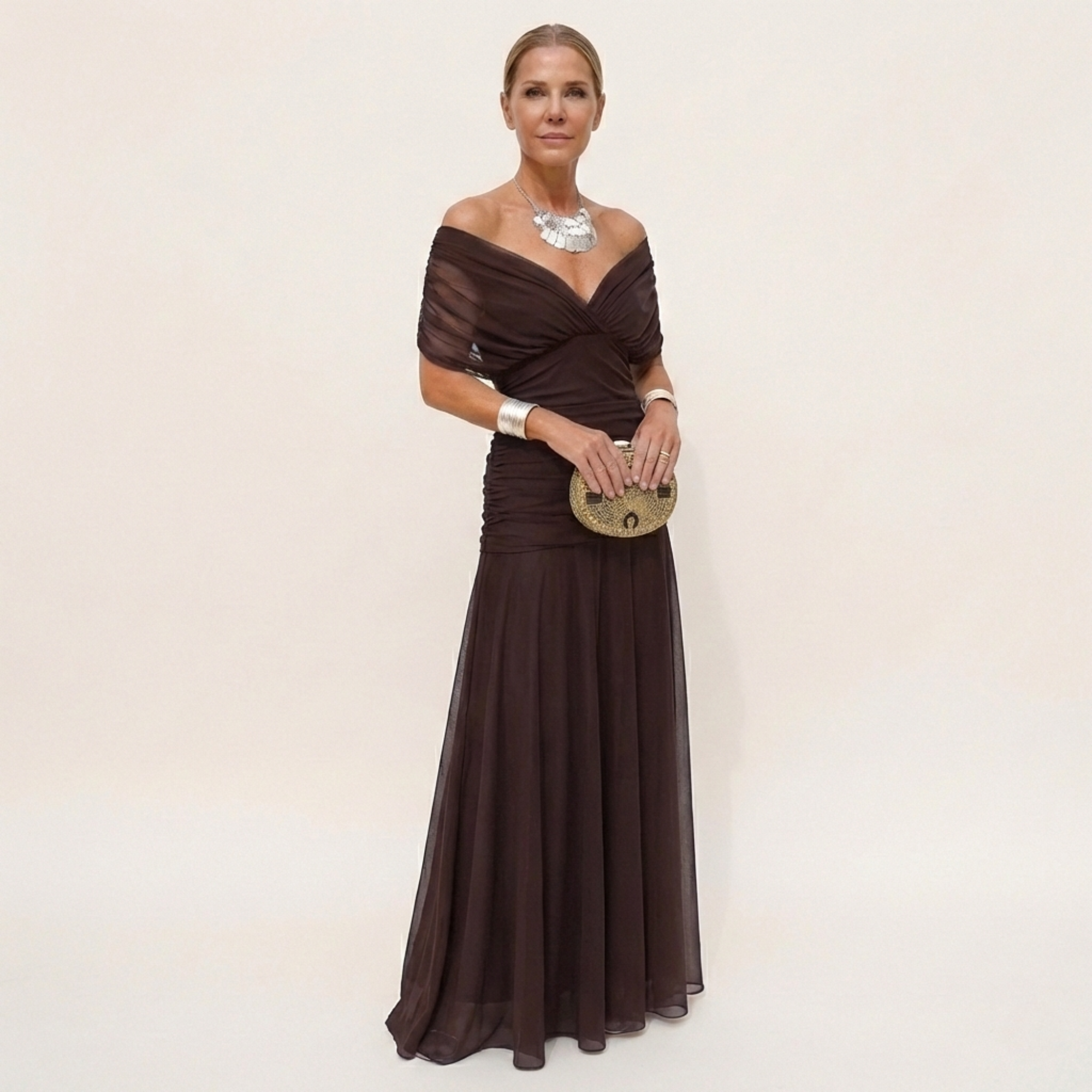 Abito lungo da donna elegante con scollo drappeggiato