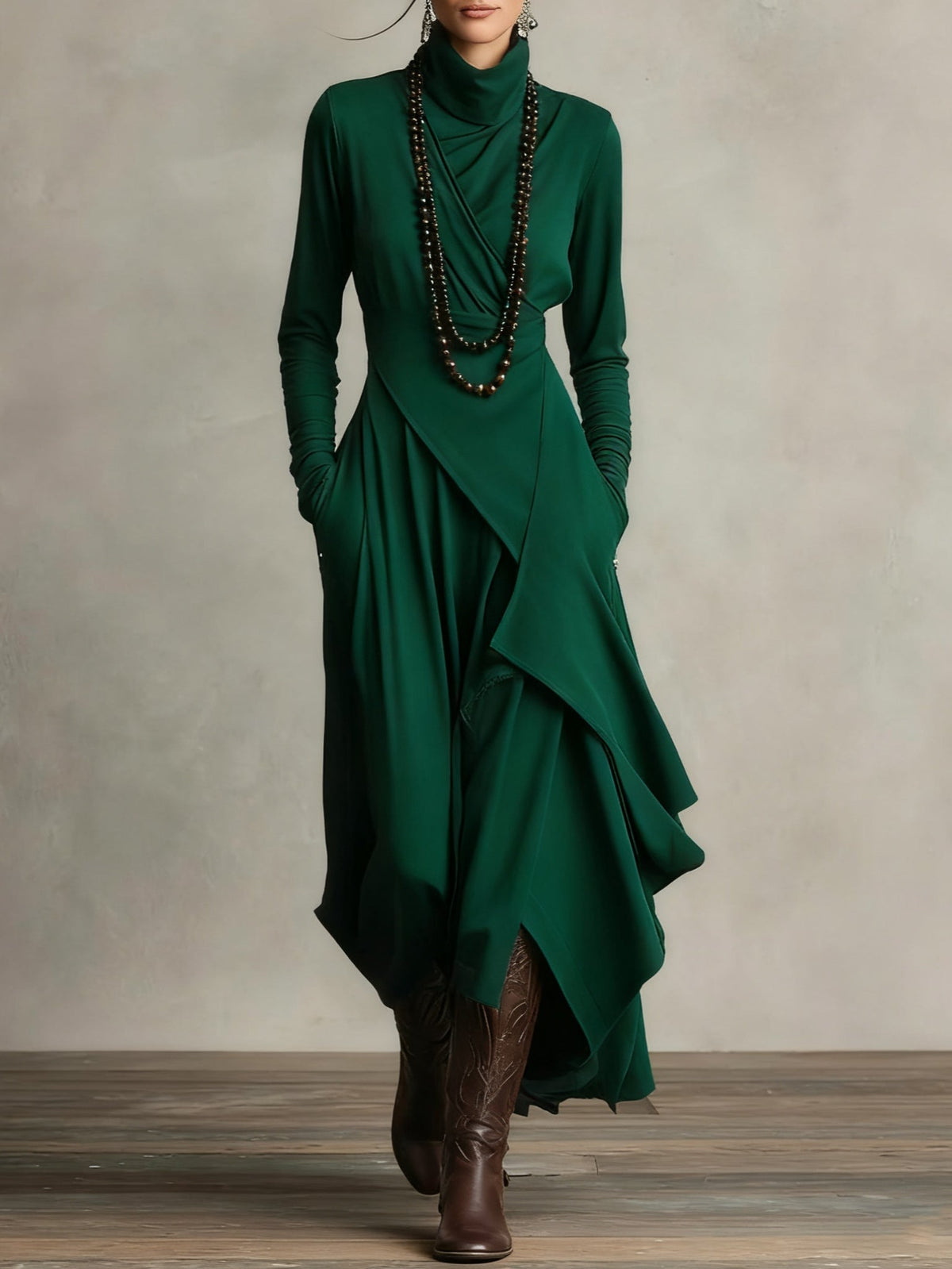 Abito lungo donna drappeggiato con collo alto e design asimmetrico