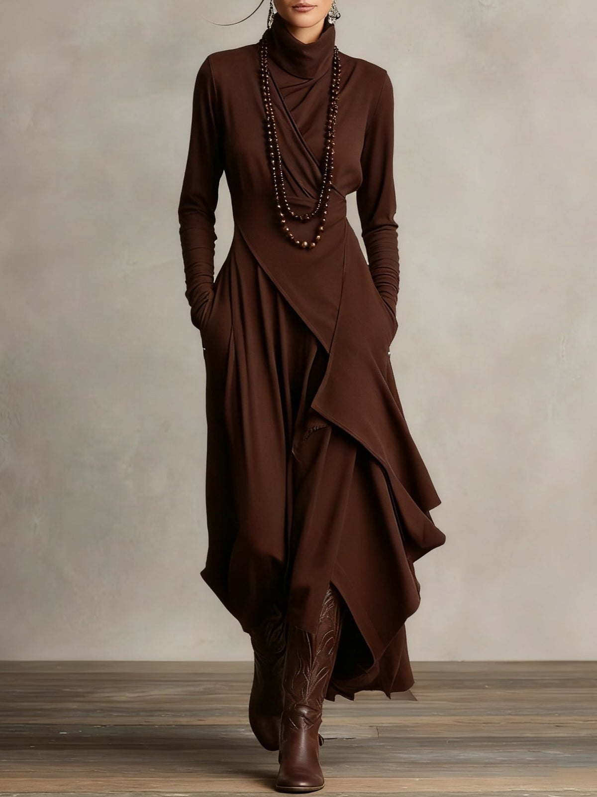 Abito lungo donna drappeggiato con collo alto e design asimmetrico