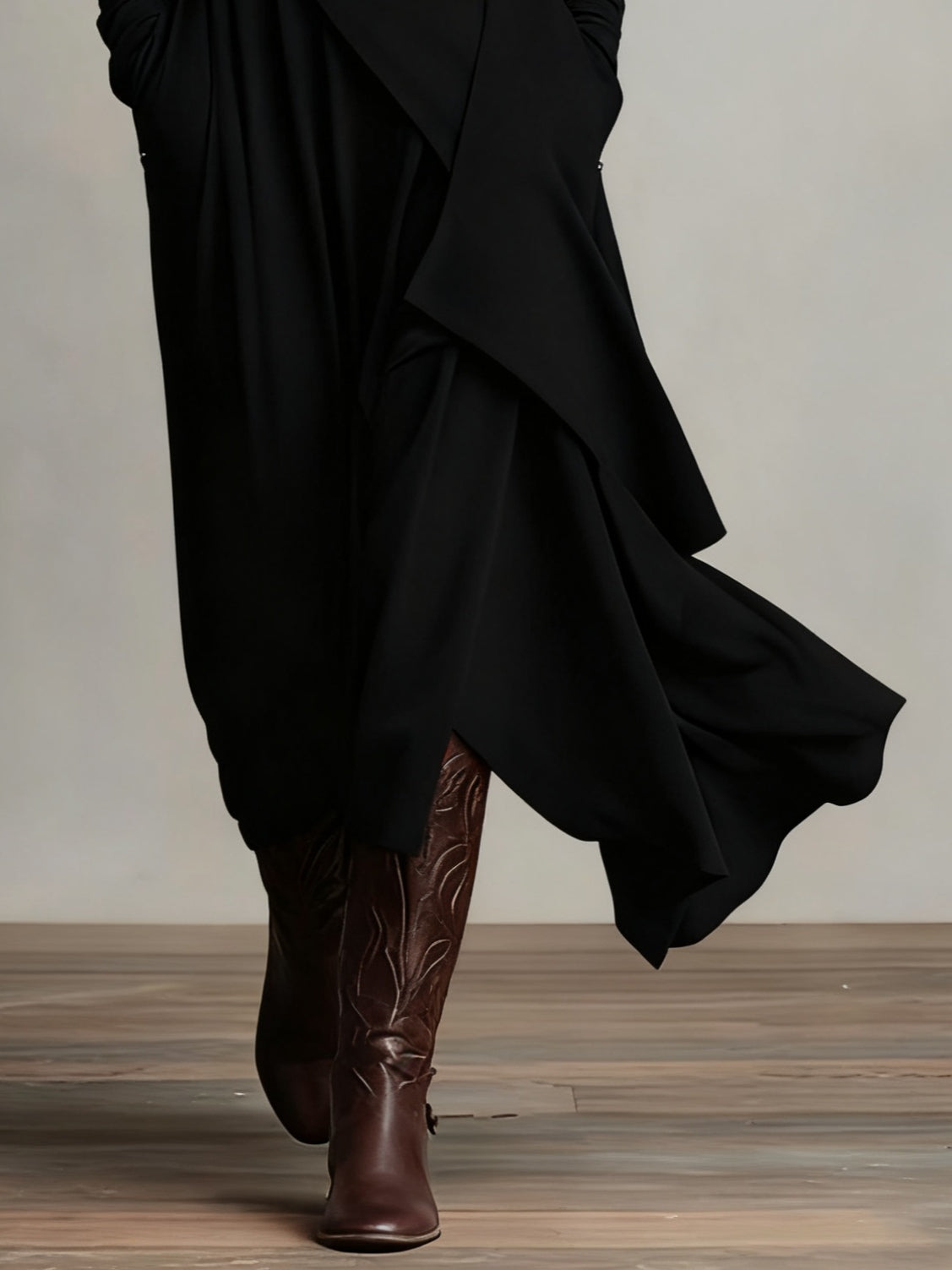 Abito lungo donna drappeggiato con collo alto e design asimmetrico