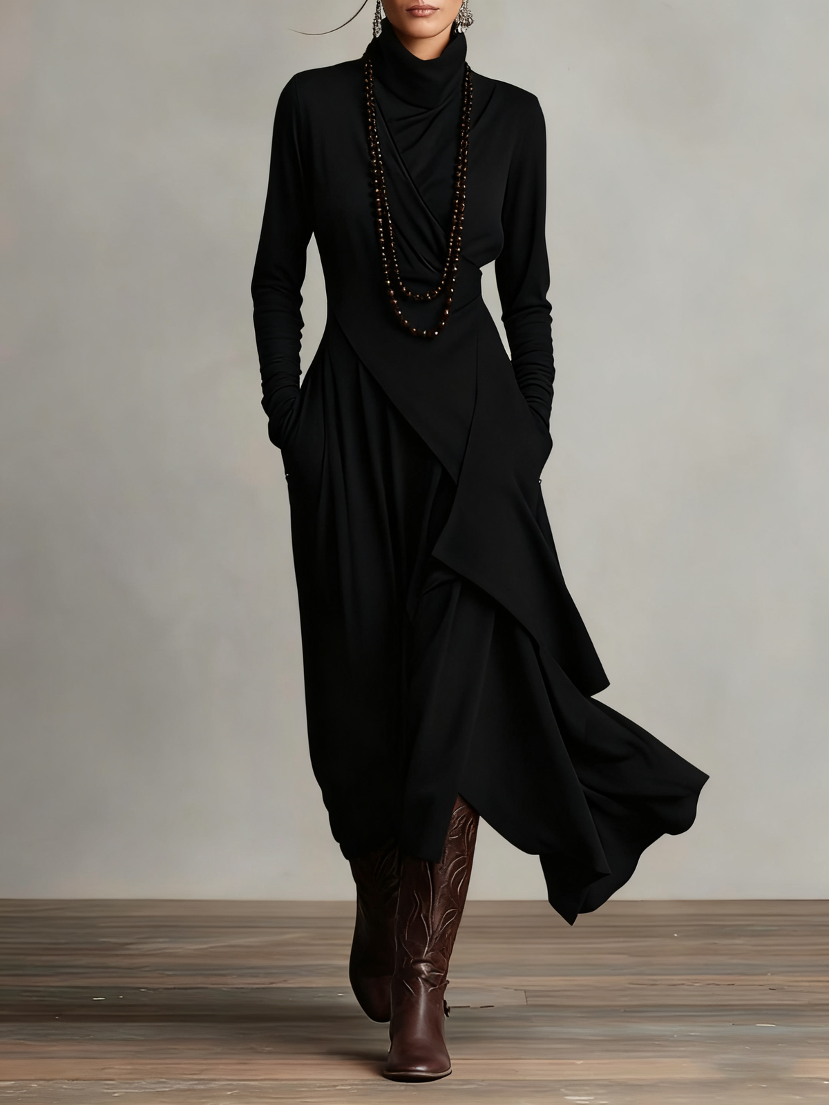 Abito lungo donna drappeggiato con collo alto e design asimmetrico