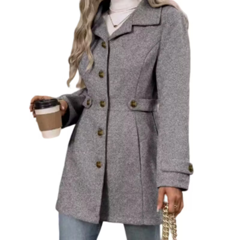 Cappotto donna aderente con revers e chiusura a bottoni