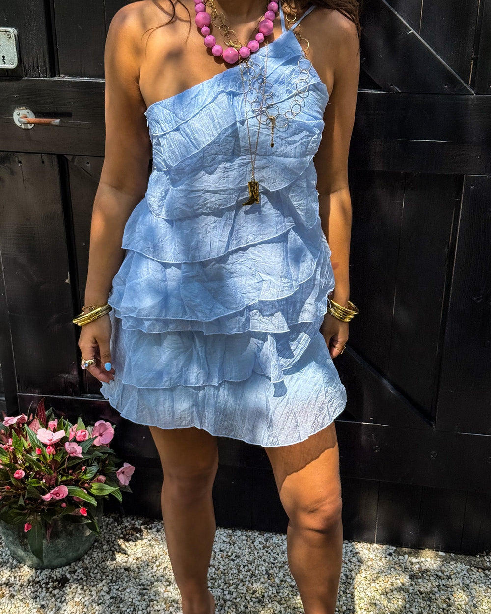 Abito mini da donna estivo con volant elegante