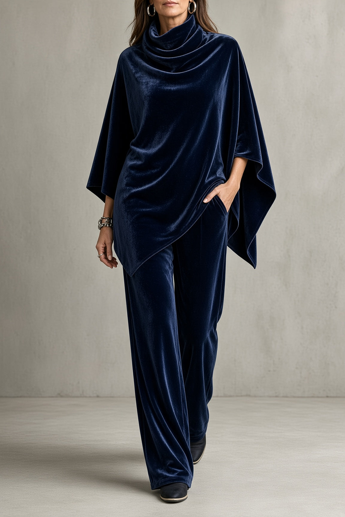 Completo donna in velluto con top drappeggiato e pantaloni palazzo