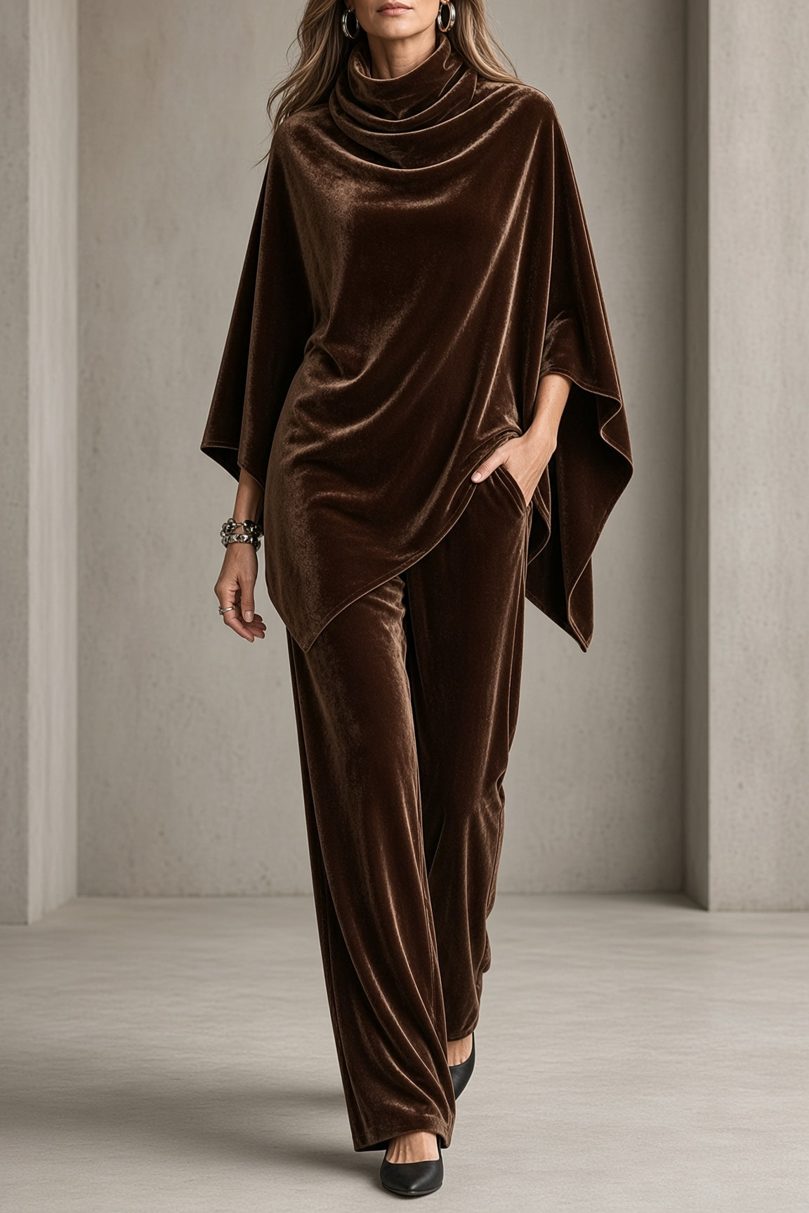 Completo donna in velluto con top drappeggiato e pantaloni palazzo