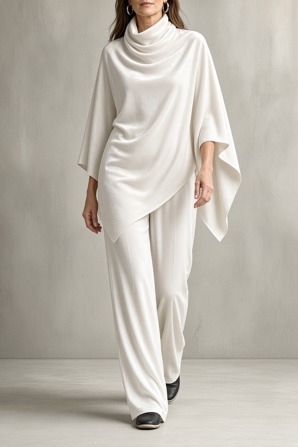Completo donna in velluto con top drappeggiato e pantaloni palazzo