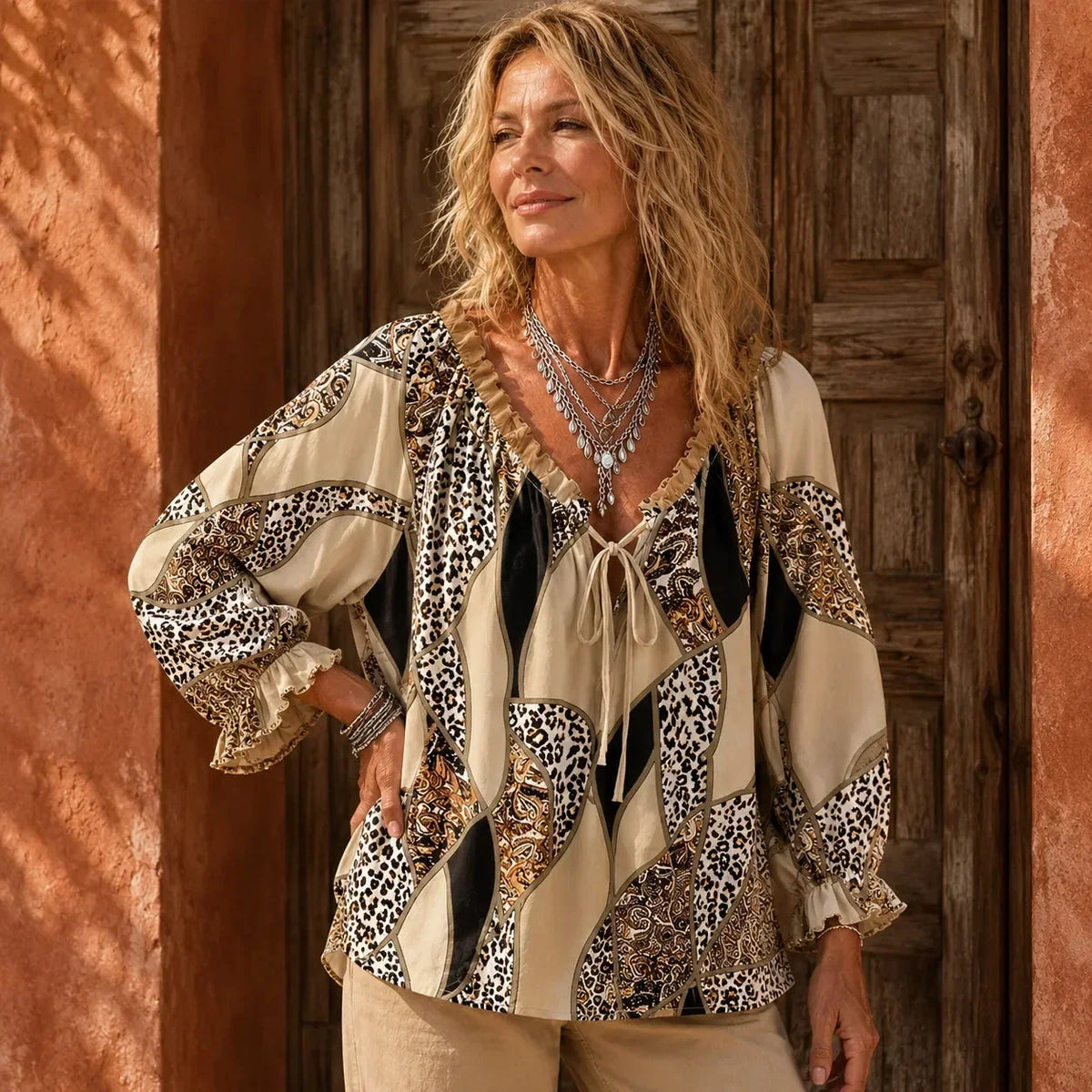 Blusa donna patchwork con scollo a V e dettagli volant