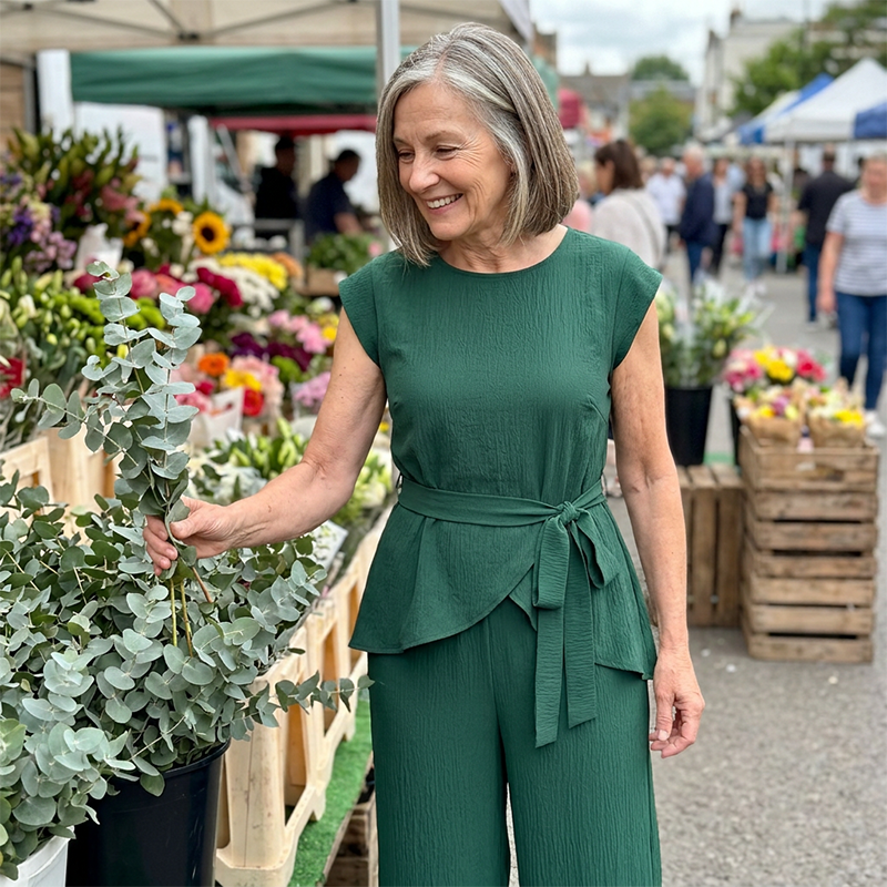 Completo da donna elegante con pantaloni a gamba larga