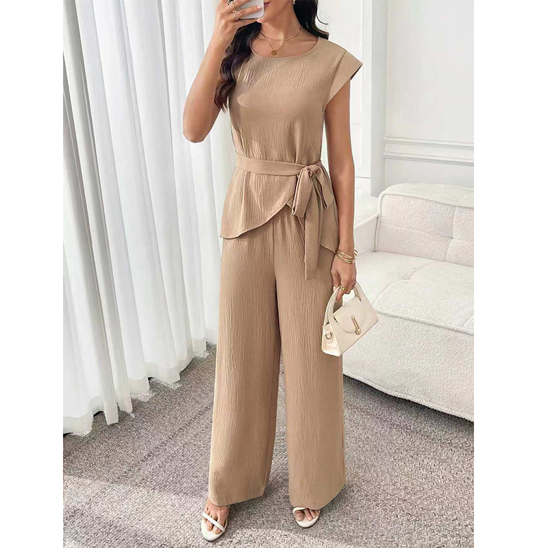 Completo da donna elegante con pantaloni a gamba larga