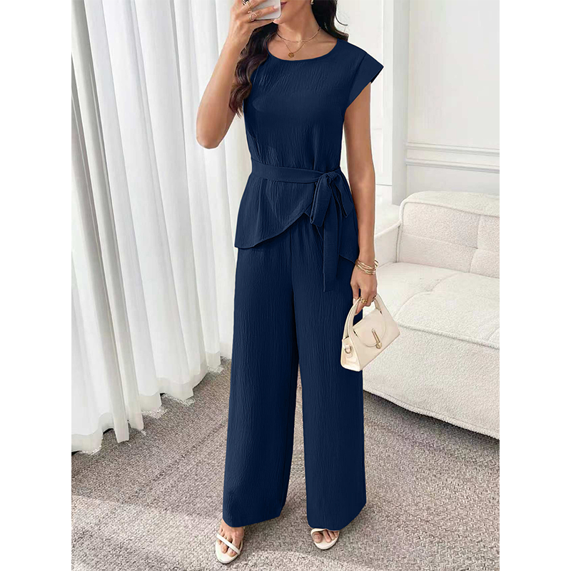 Completo da donna elegante con pantaloni a gamba larga