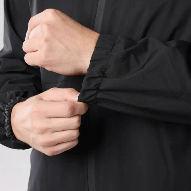 Giacca uomo con cappuccio regolabile e tasche multiple