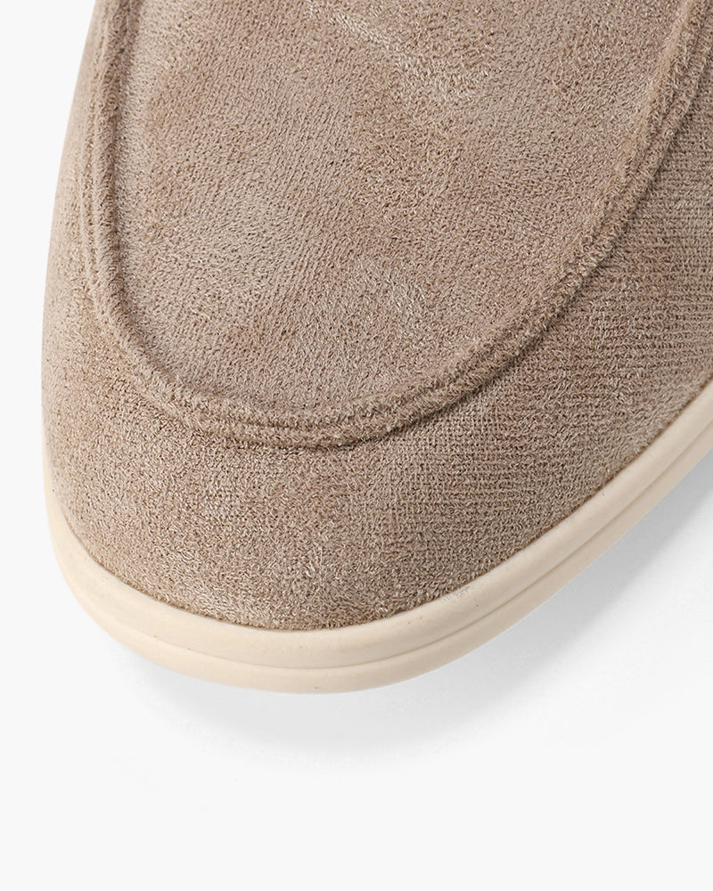 Mocassini uomo in suede slip-on con cuciture eleganti