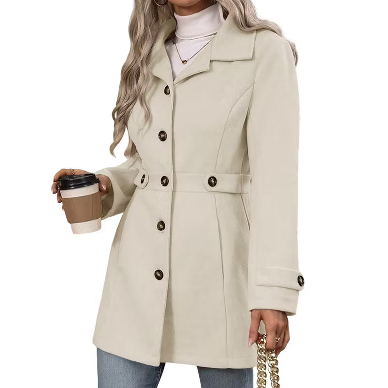 Cappotto donna aderente con revers e chiusura a bottoni