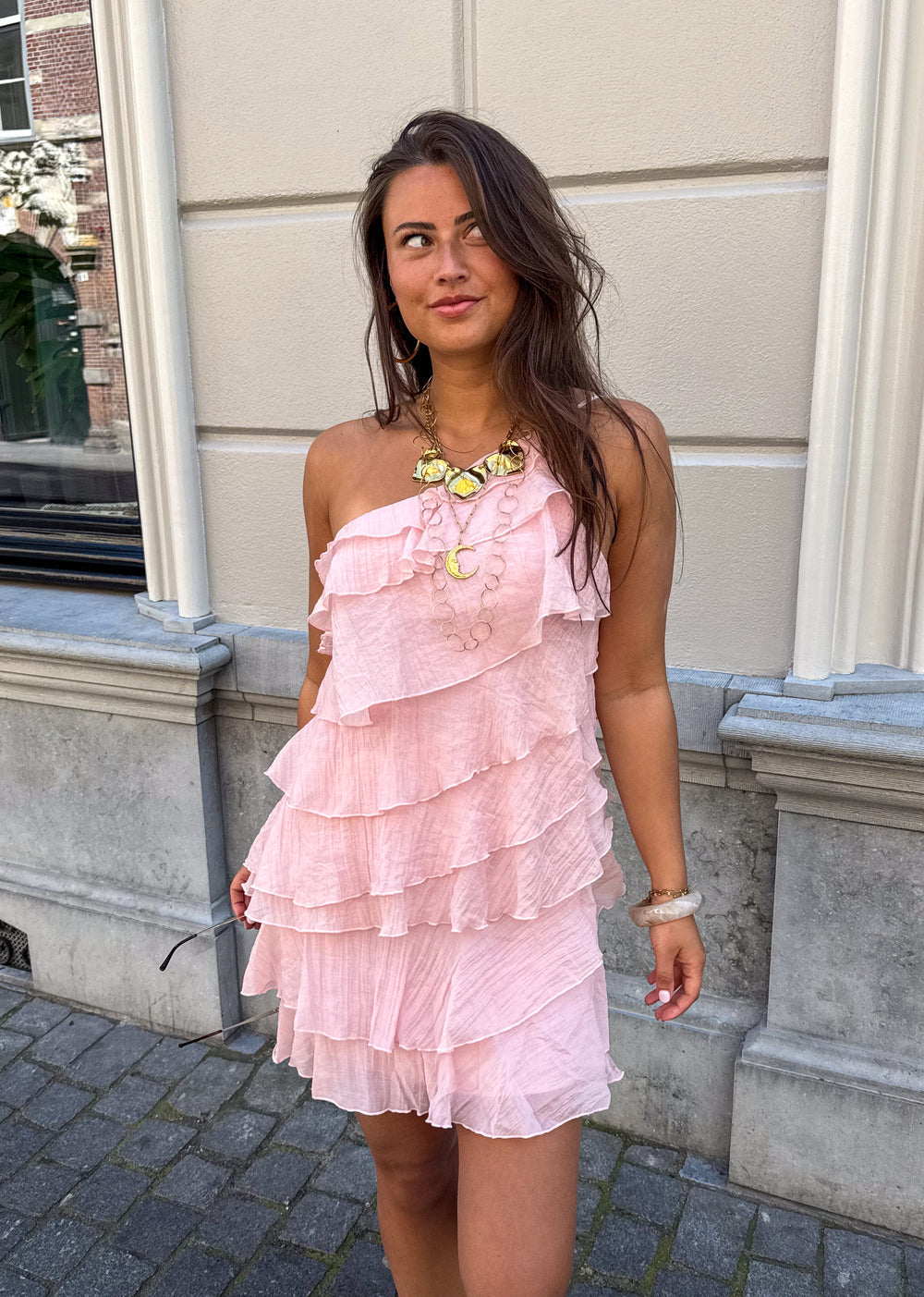 Abito mini da donna estivo con volant elegante