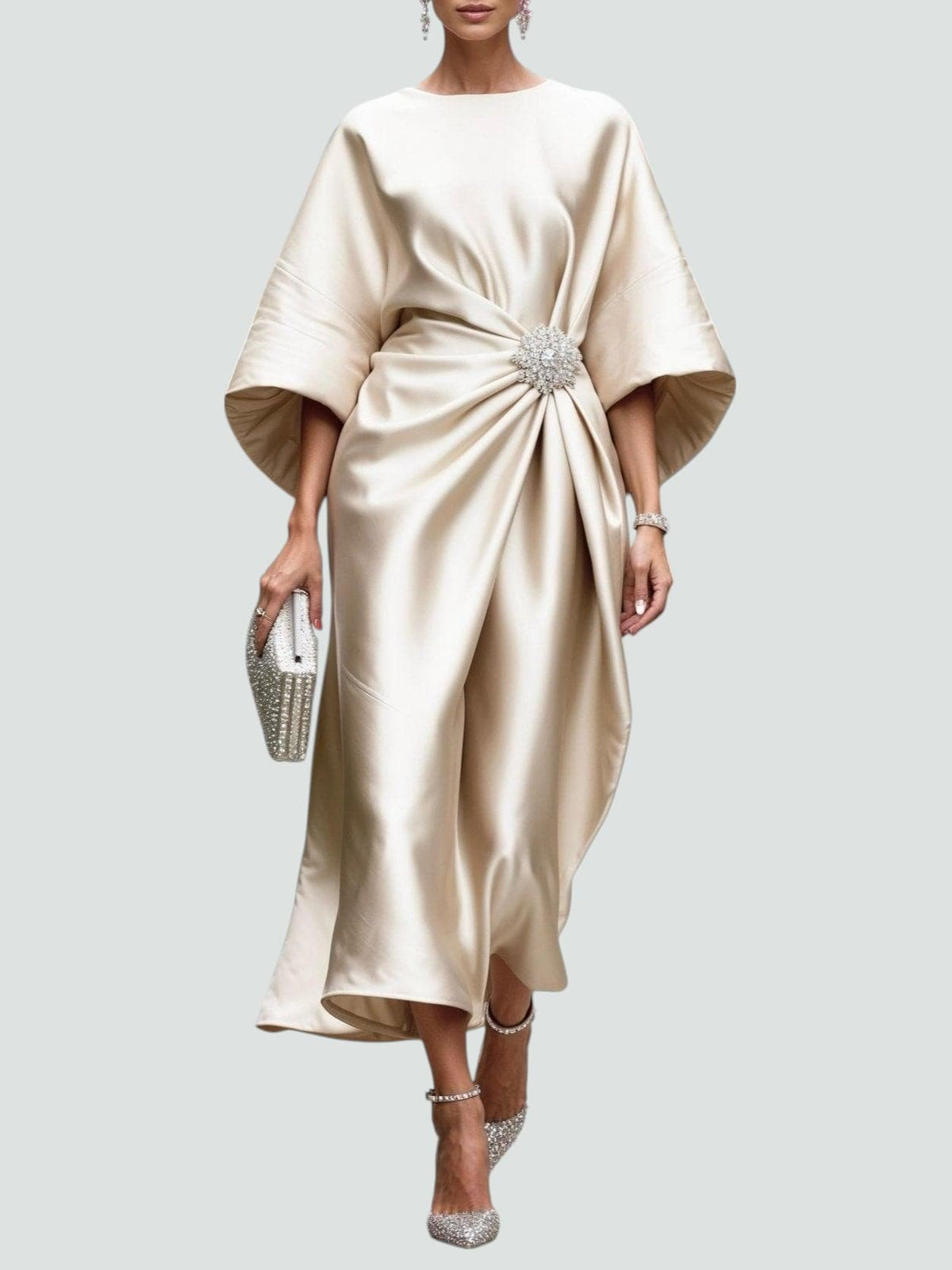 Abito lungo satinato da donna con drappeggio elegante