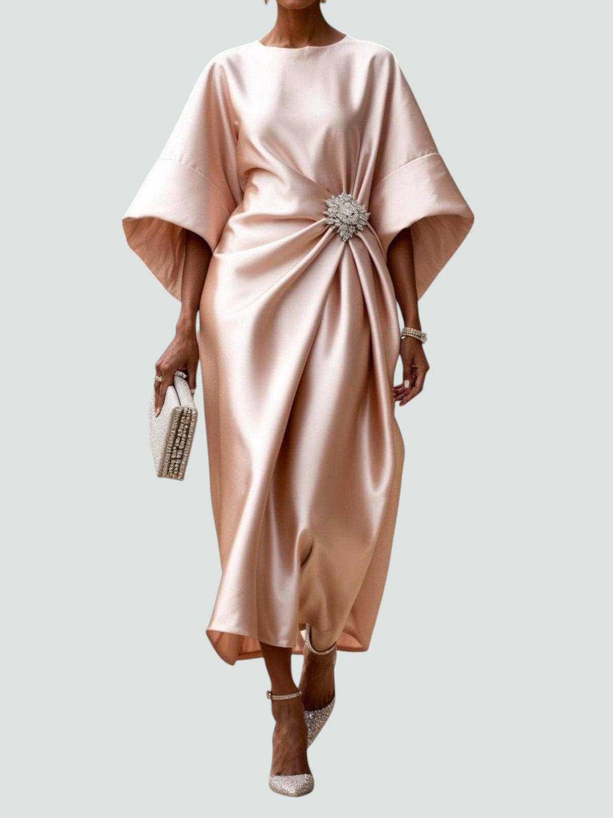 Abito lungo satinato da donna con drappeggio elegante