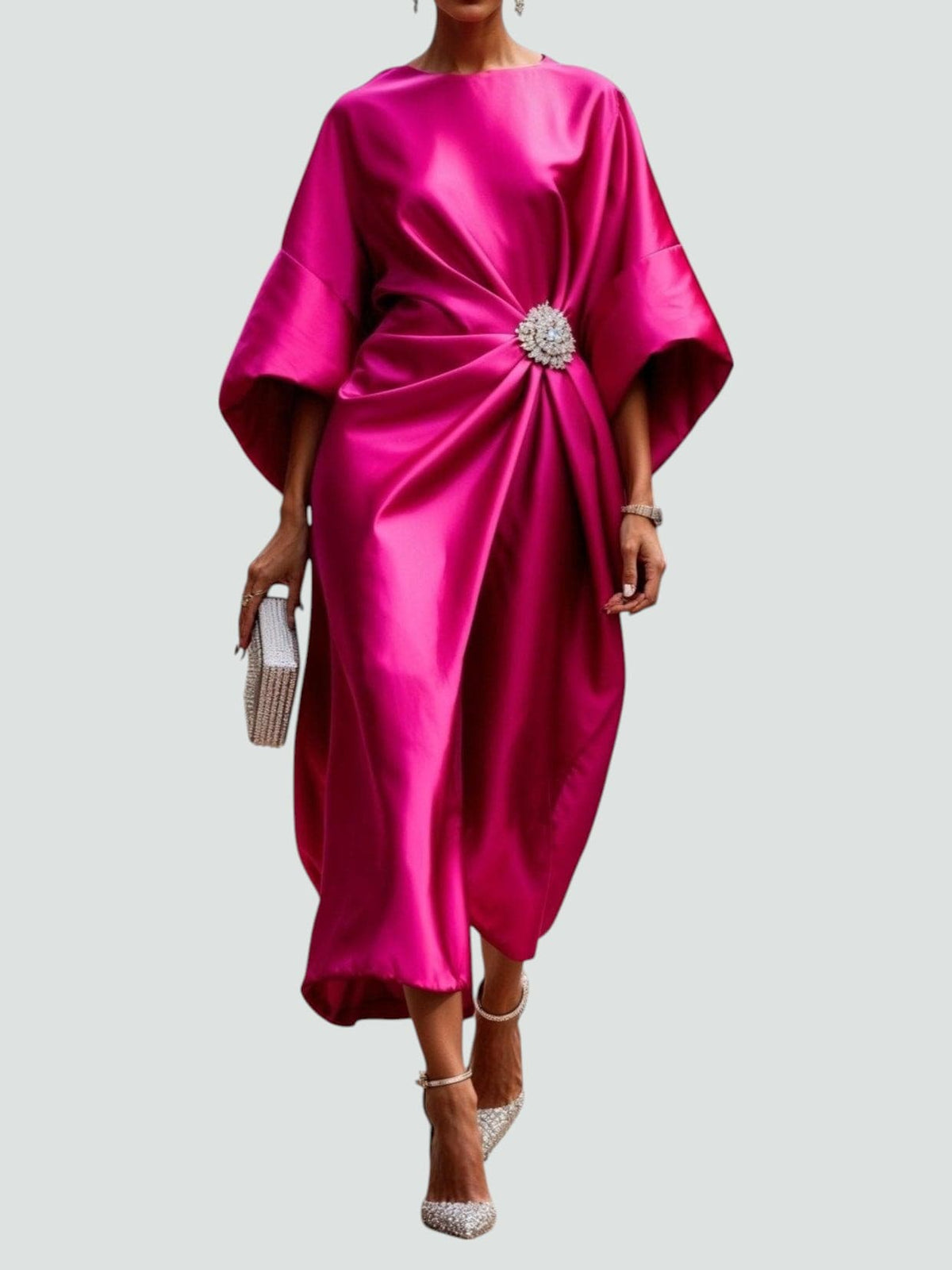 Abito lungo satinato da donna con drappeggio elegante