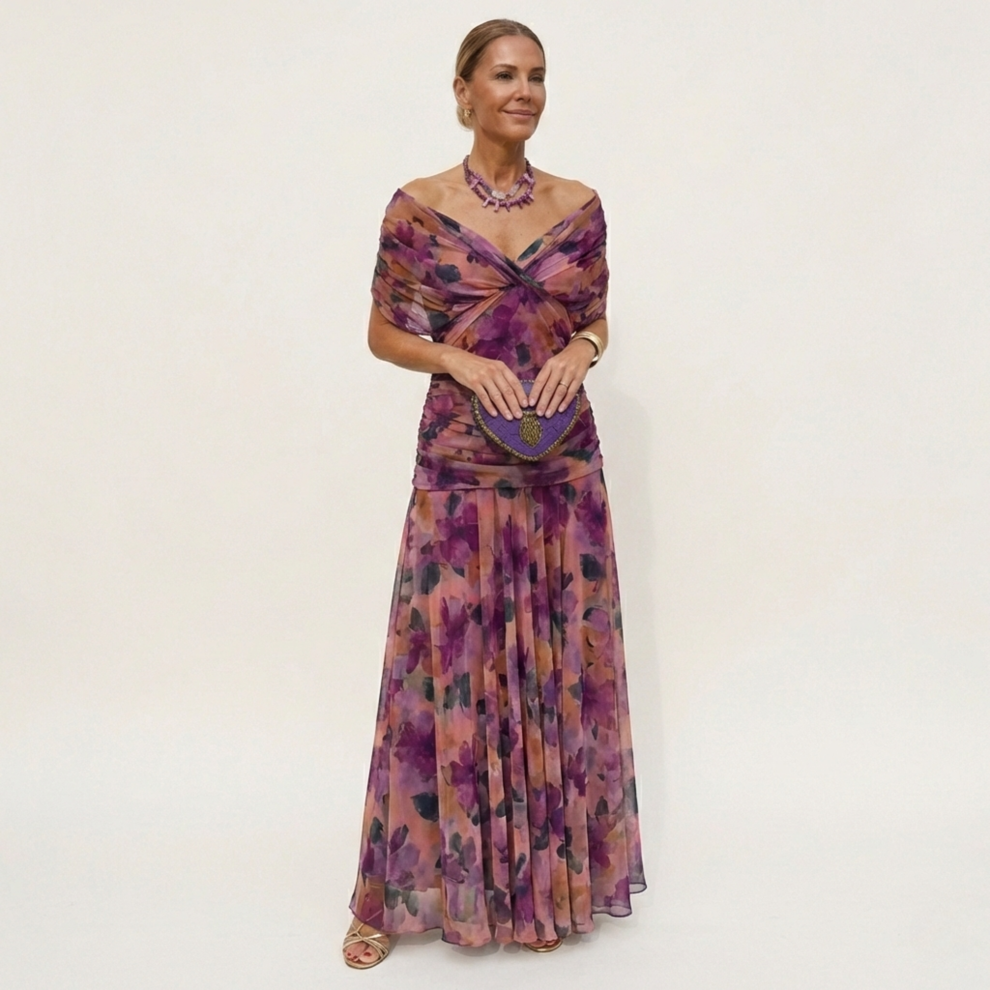 Abito lungo da donna elegante con scollo drappeggiato