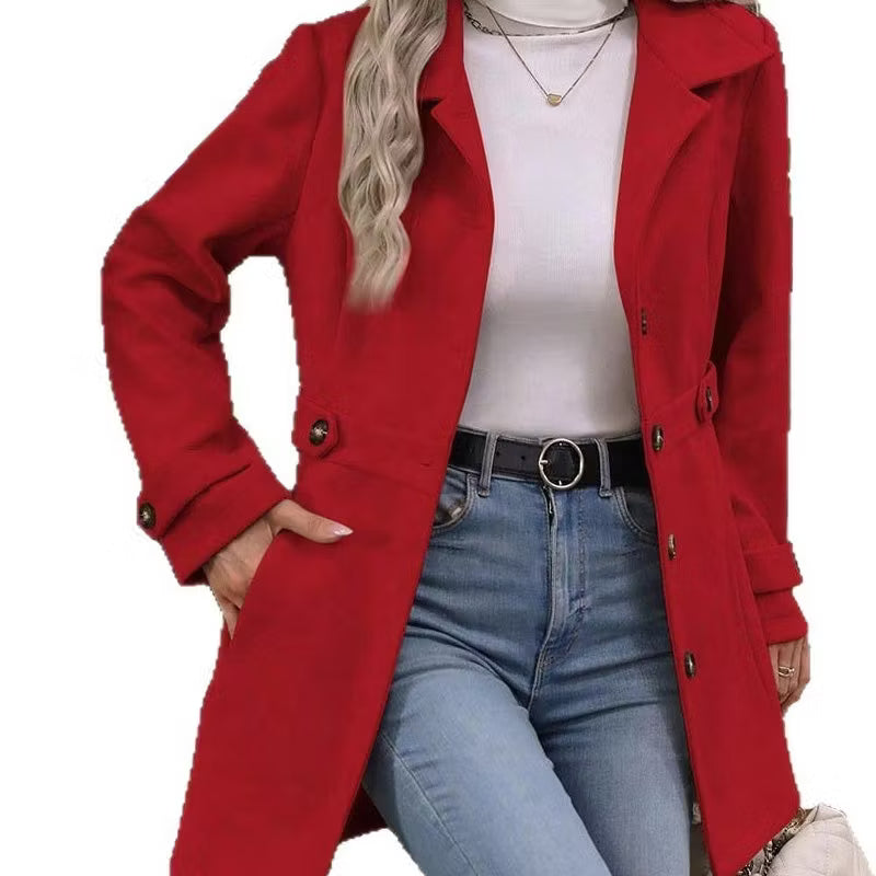 Cappotto donna aderente con revers e chiusura a bottoni