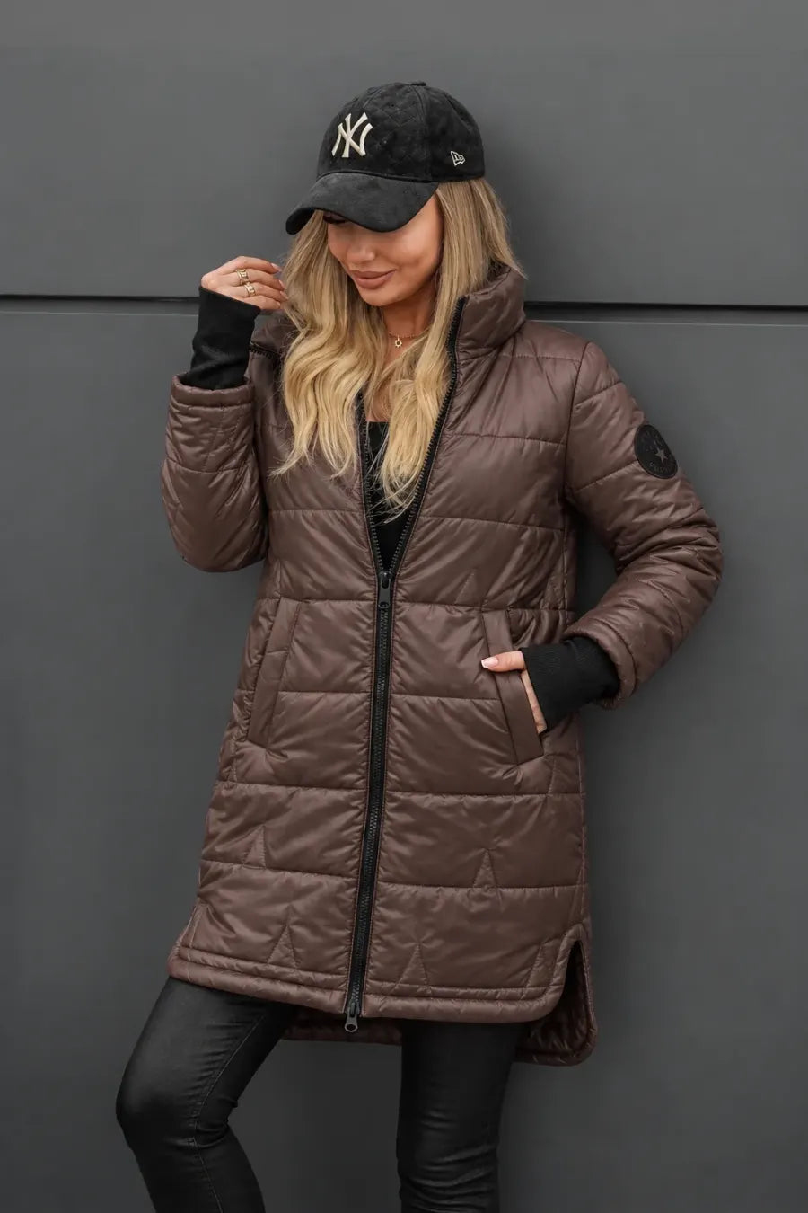 Piumino lungo donna con cappuccio e imbottitura calda
