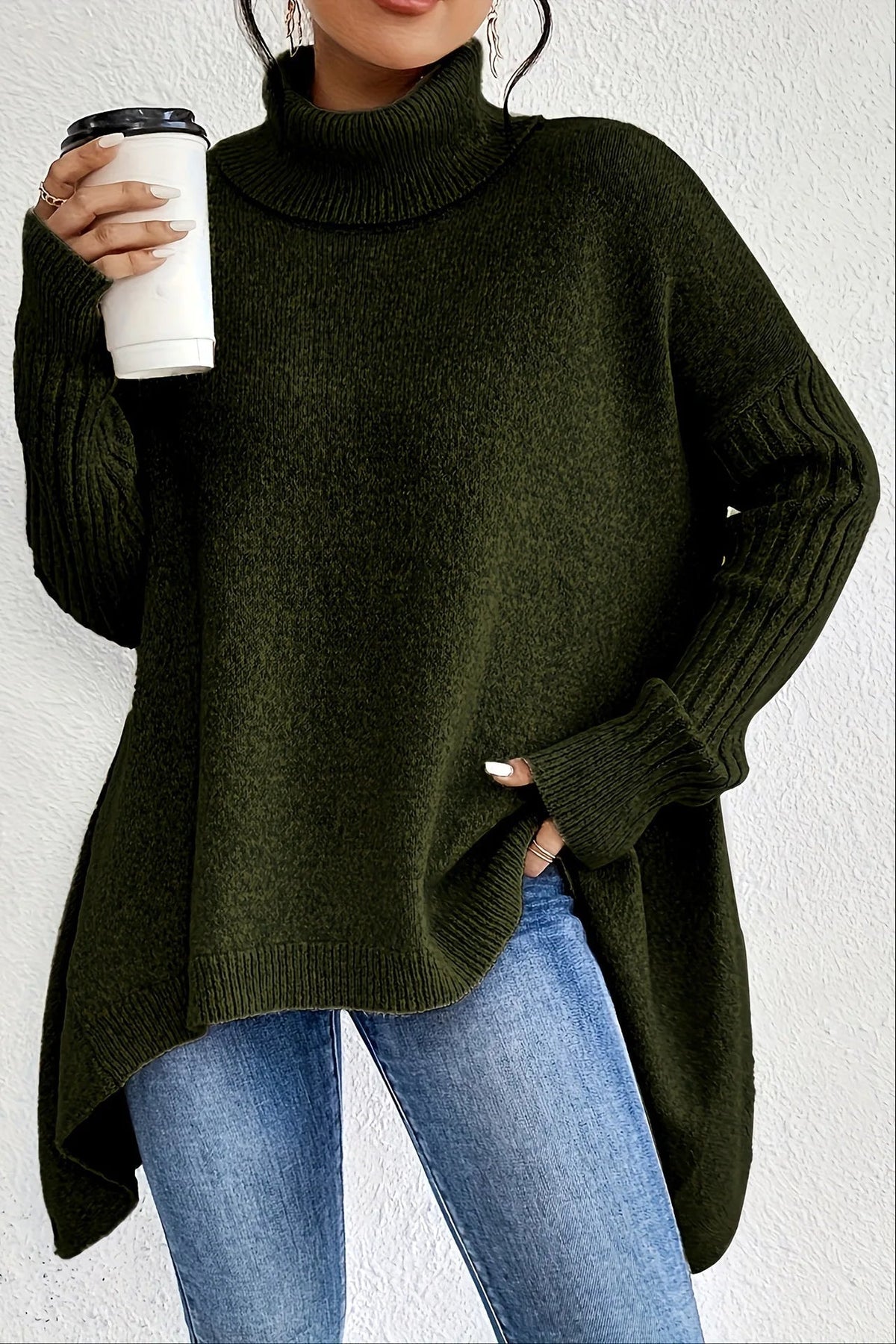 Maglione donna oversize con collo alto e orlo asimmetrico