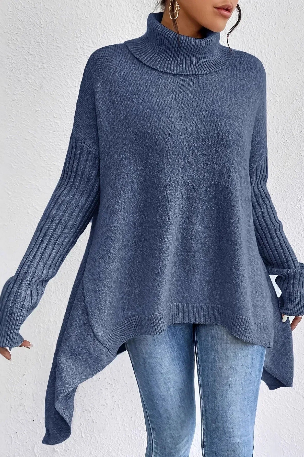 Maglione donna oversize con collo alto e orlo asimmetrico