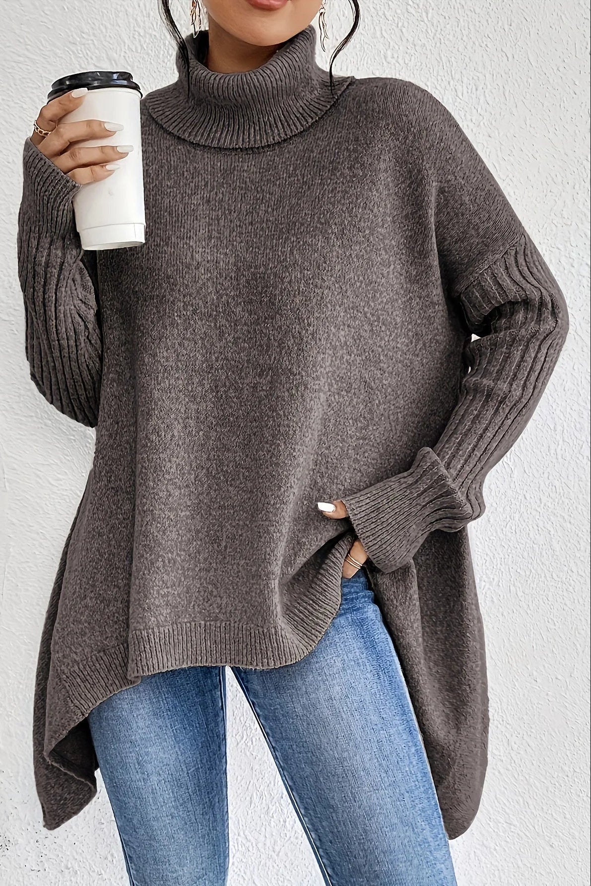 Maglione donna oversize con collo alto e orlo asimmetrico