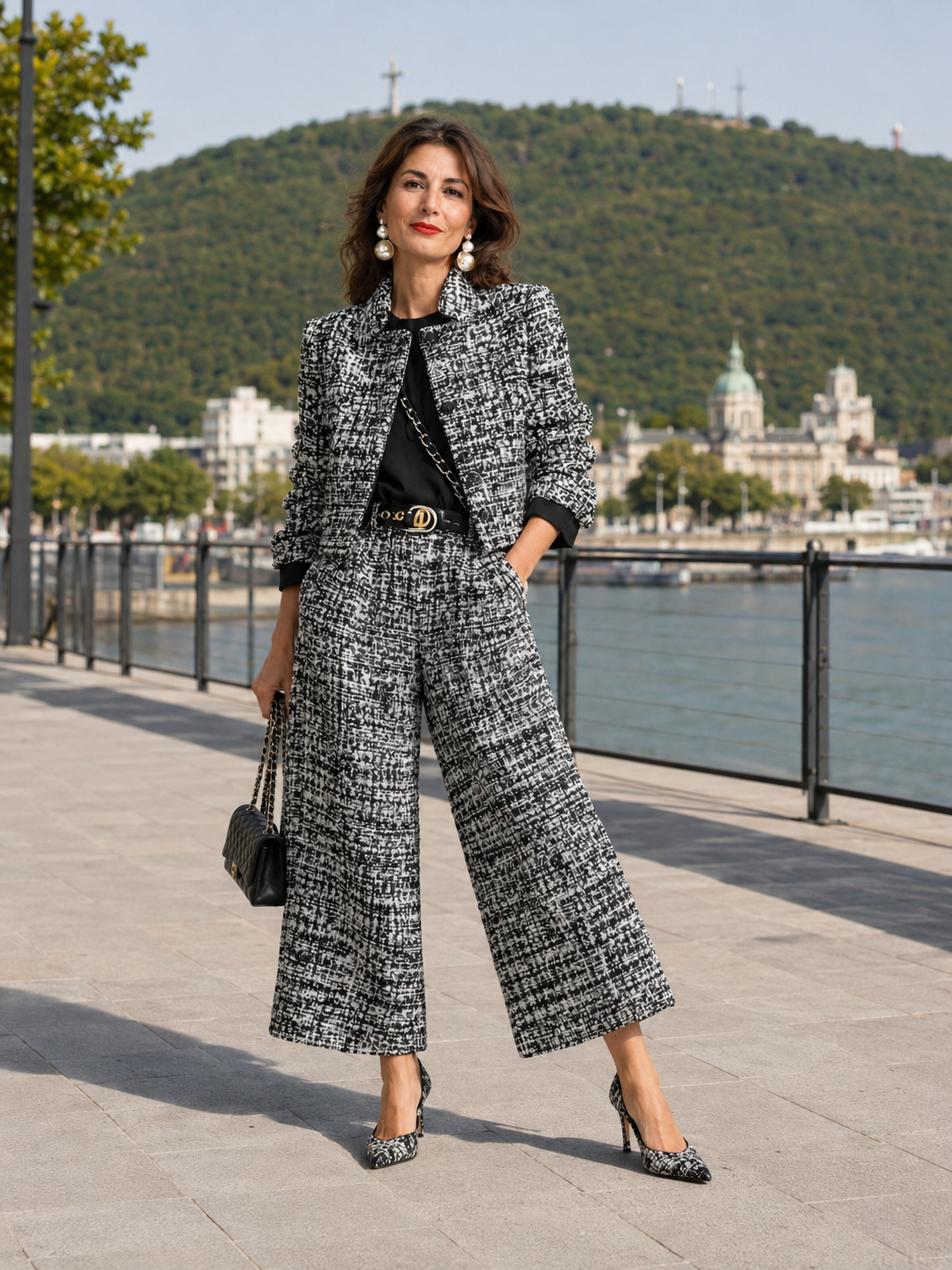 Completo donna in tweed con giacca corta e pantaloni larghi