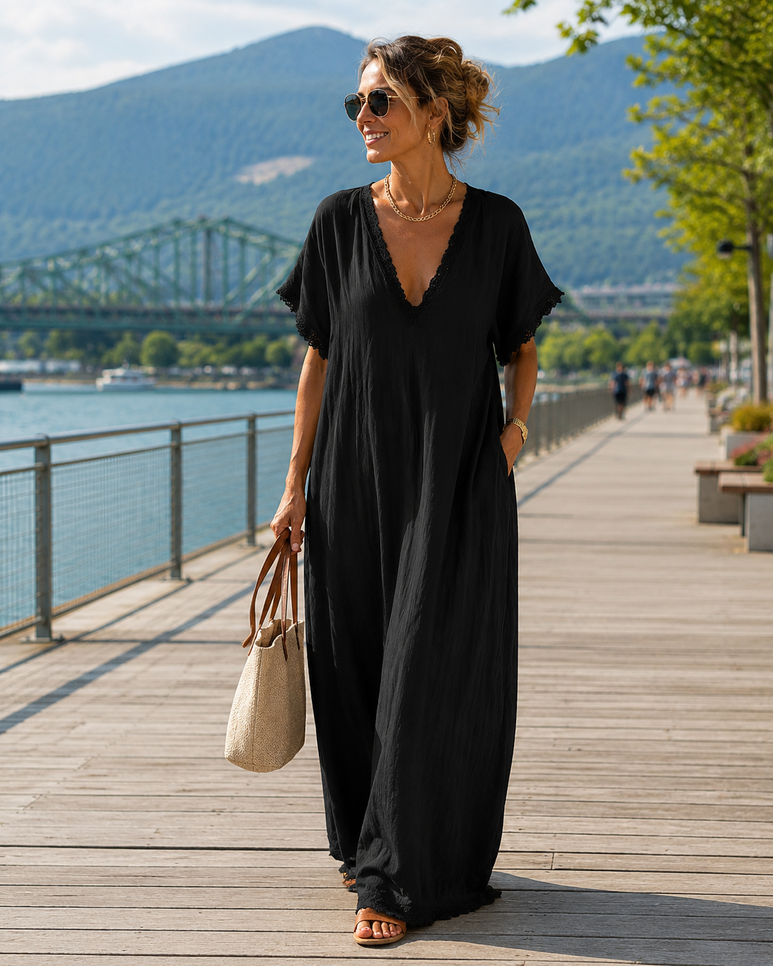 Abito lungo donna con scollo a V e dettagli in pizzo