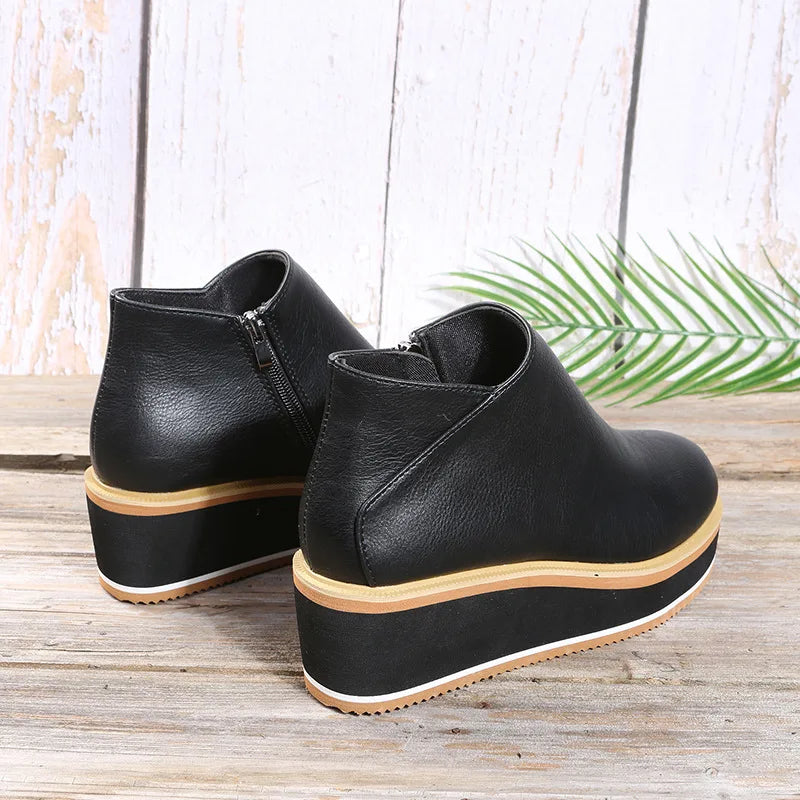 Stivaletti donna con zeppa platform e chiusura zip laterale