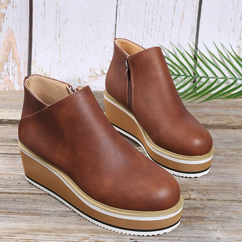 Stivaletti donna con zeppa platform e chiusura zip laterale