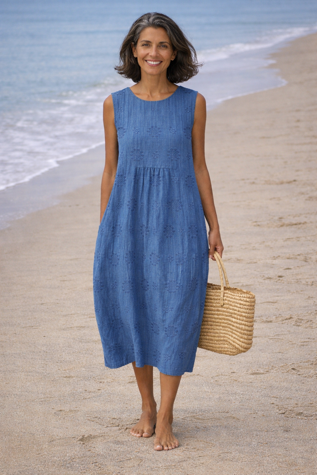 Abito midi donna smanicato con motivo ricamato e tasche