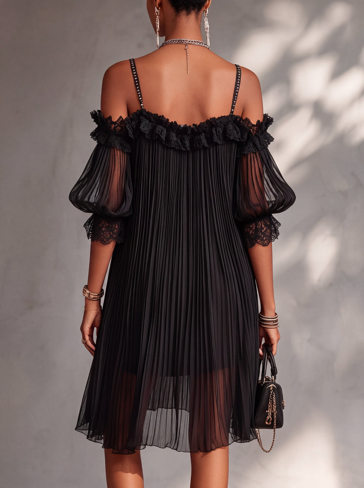 Mini abito nero donna in chiffon con spalle scoperte e pizzo